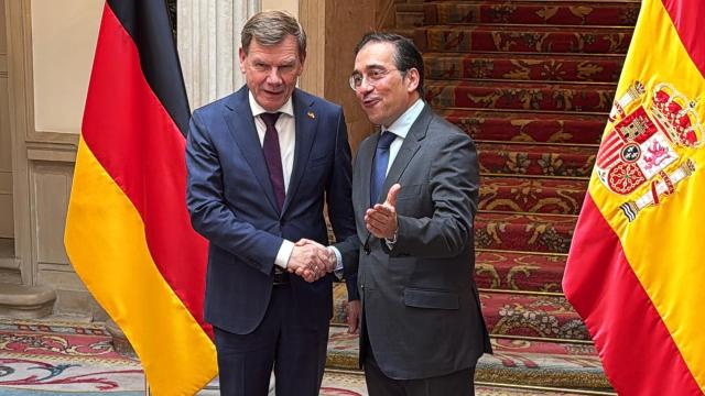 El ministro de Asuntos Exteriores, José Manuel Albares (d) y su homólogo alemán, Johann David Wadephul, este lunes en Madrid.