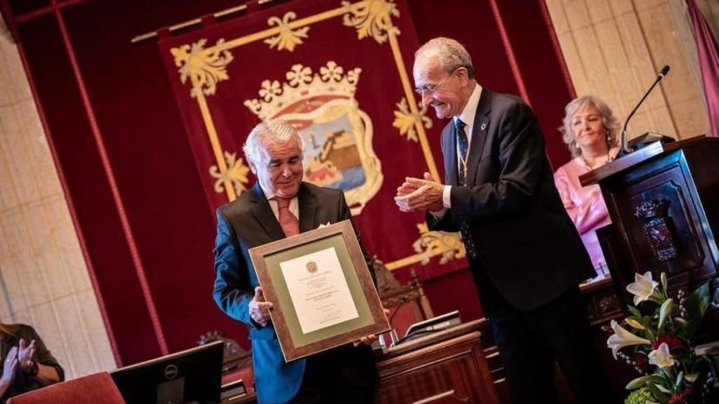 El presidente del Colegio de Médicos de Málaga, Pedro Navarro, recogiendo la Medalla.