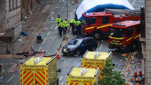 Policías y servicios de emergencia en el lugar donde tuvo lugar un atropello múltiple en Liverpool.