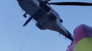 Momento del rescate de un hombre en las rocas de la playa de Canabal.