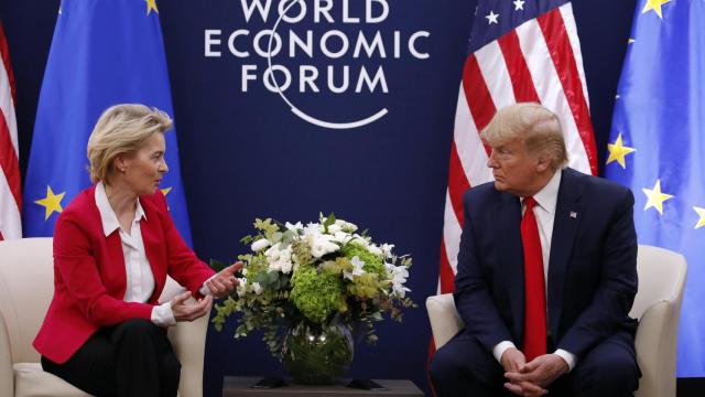 Ursula von der Leyen y Donald Trump, durante su única reunión presencial en enero de 2020 en el foro de Davos