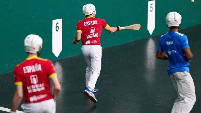 La disputa de un partido de la pelota vasca.