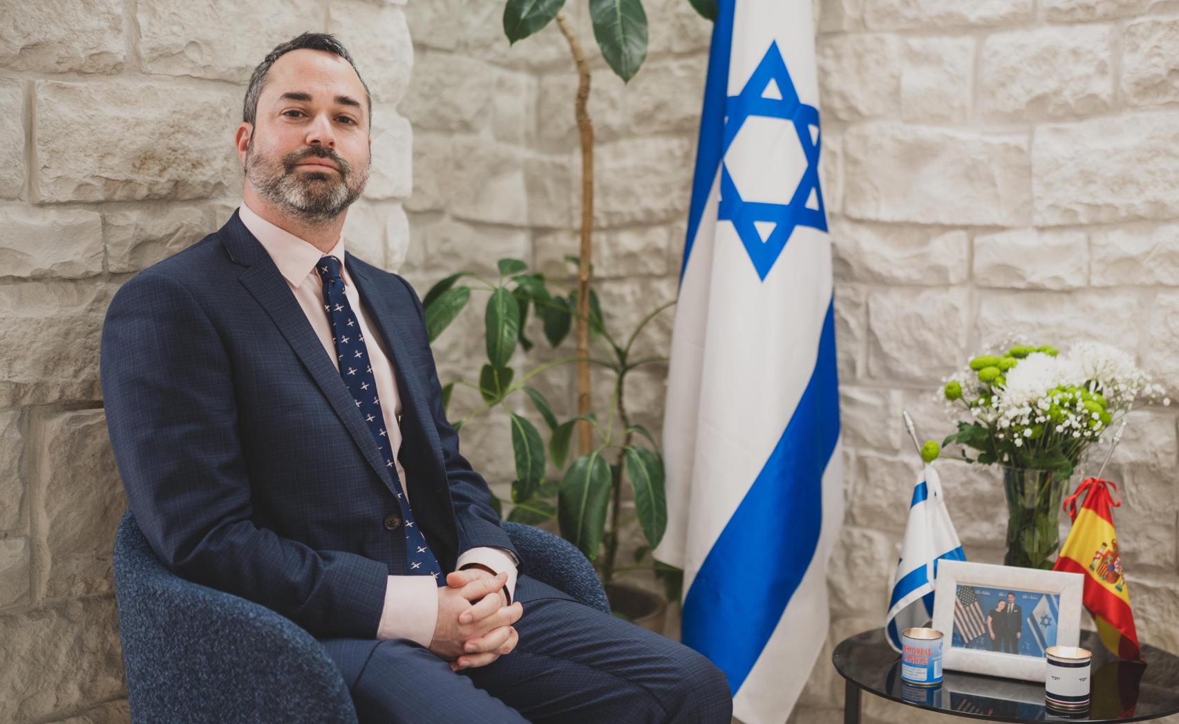 El embajador  de Israel en funciones, Dan Poraz, junto a una foto de los dos judíos asesinados la semana pasada en Washington al grito de ¡Palestina libre!.