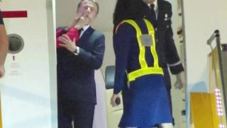 Emmanuel Macron siendo abofeteado por su esposa Brigitte en el aeropuerto de Hanoi.
