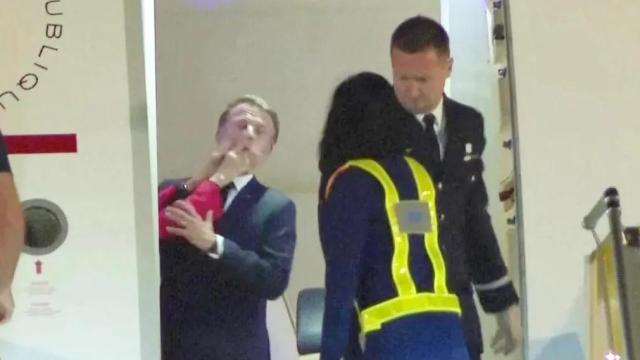 Emmanuel Macron siendo abofeteado por su esposa Brigitte en el aeropuerto de Hanoi.