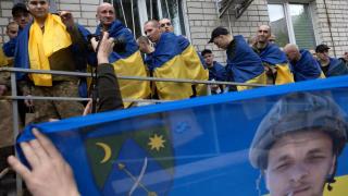 Exprisioneros de guerra ucranianos llegan a su país tras un intercambio de prisioneros con Rusia el pasado 6 de mayo.