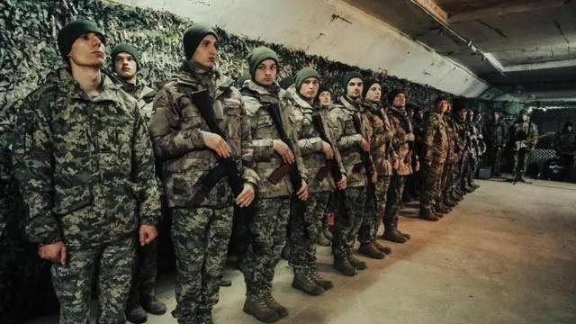 Los primeros militares de la categoría de edad de 18 a 24 años firmaron contratos con las Fuerzas Armadas de Ucrania, con destino a servir en la décima brigada de asalto de montaña independiente Edelweiss.