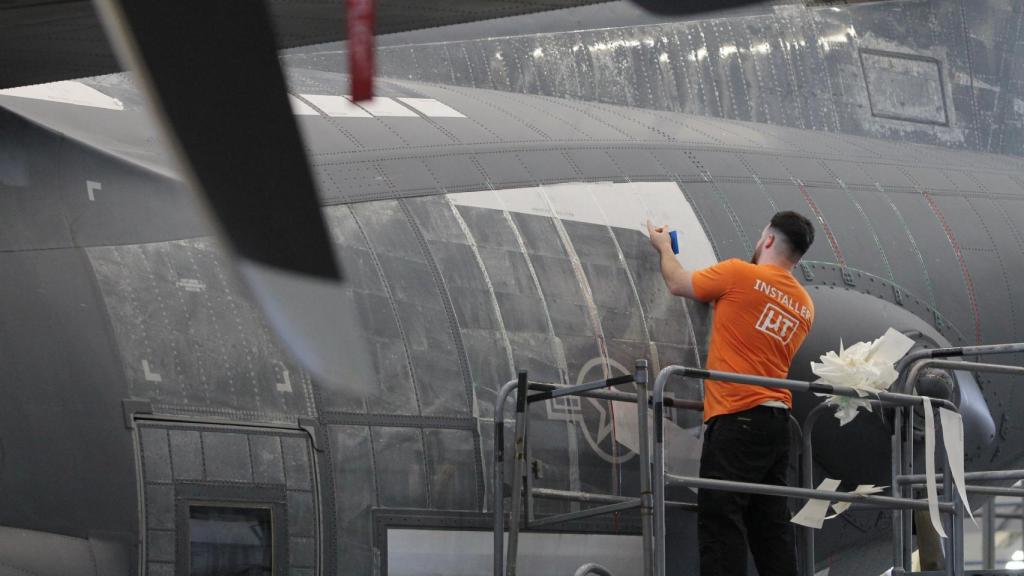 Un operario aplicando la tecnología a un Lockheed Martin C-130J