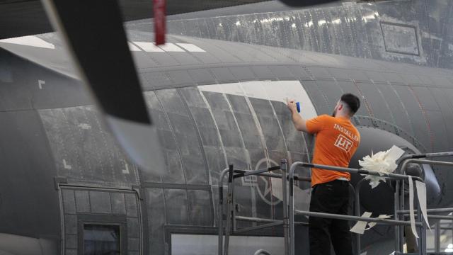 Un operario aplicando la tecnología a un Lockheed Martin C-130J