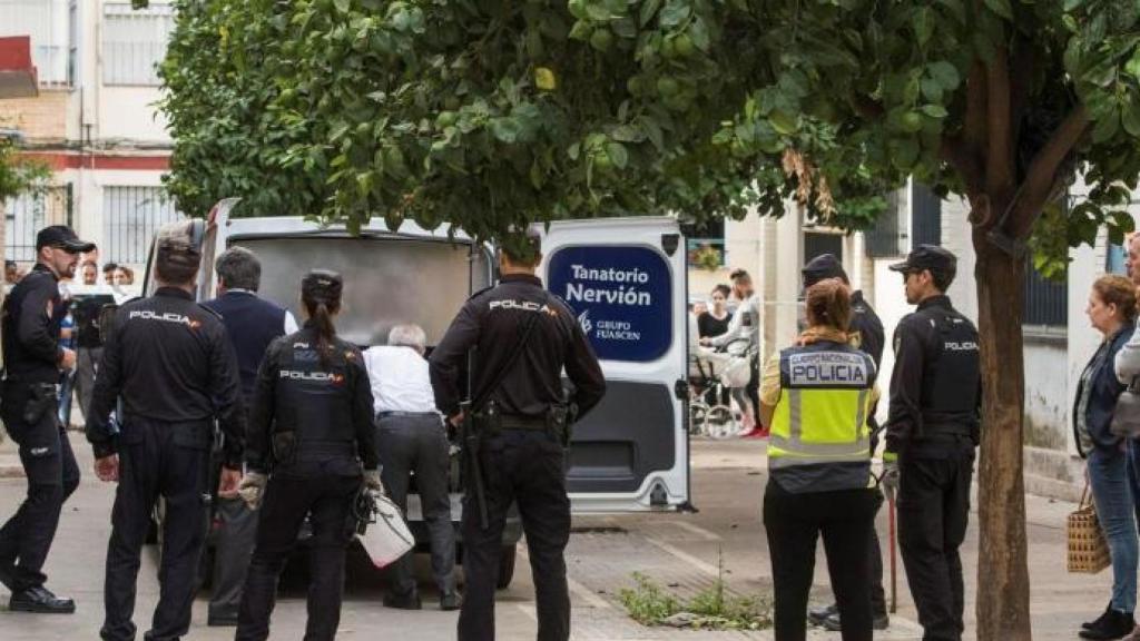 Agentes de la Policía Nacional en Los Pajaritos (Sevilla).