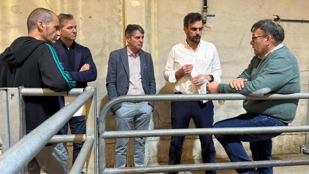 El conselleiro de Presidencia, Xustiza e Deportes, Diego Calvo, se reúne con los compradores críticos con el nuevo sistema digital de la feria de ganado de Silleda.