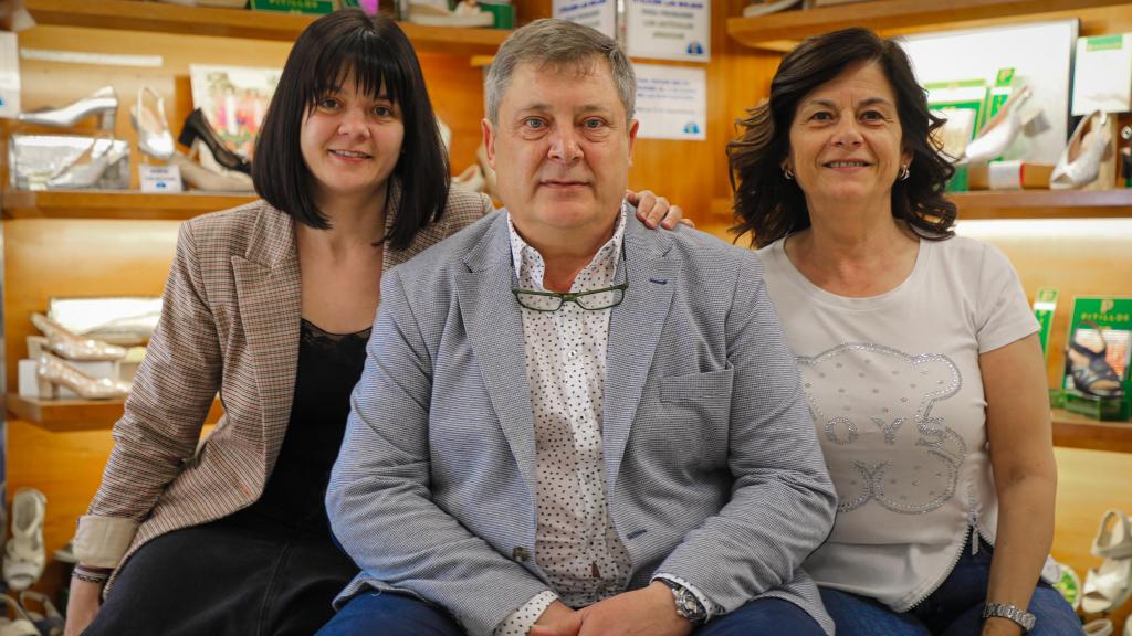 Pedro Sáez, fundador de Eurocalzados junto a su mujer y su hija