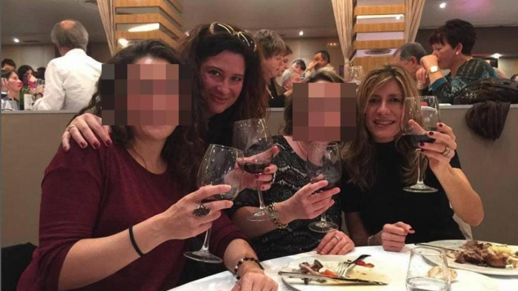 Leire Díez Castro compartiendo una cena con Begoña Gómez, esposa del presidente del Gobierno.