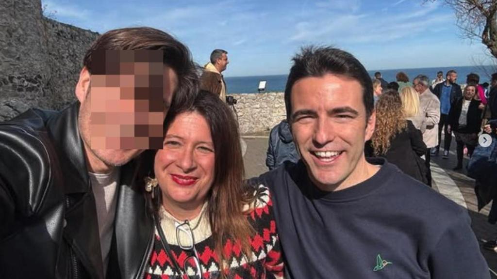 Leire Díez Castro posa con Pedro Casares, secretario general del PSOE de Cantabria.