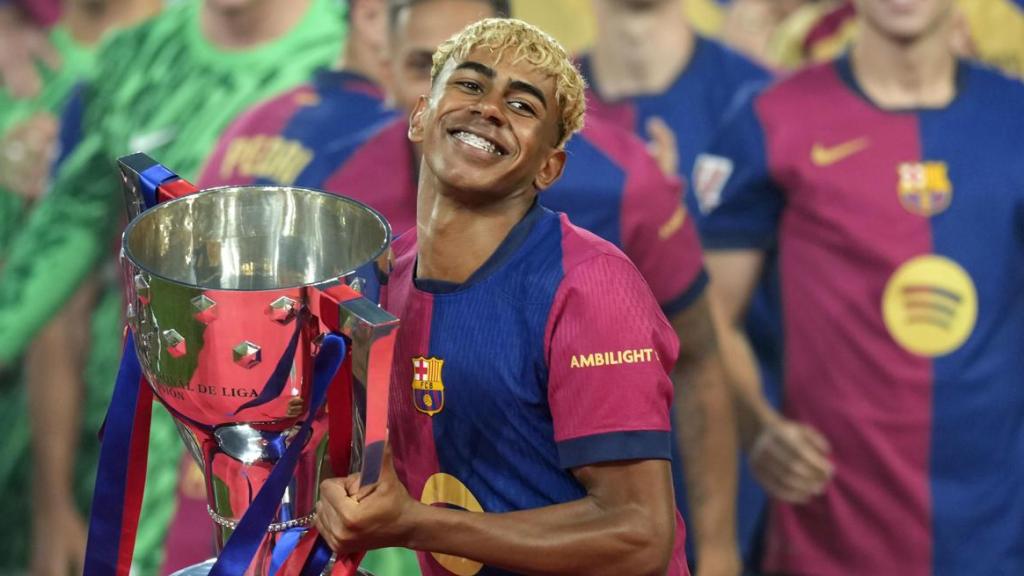 Lamine Yamal, con el trofeo de La Liga