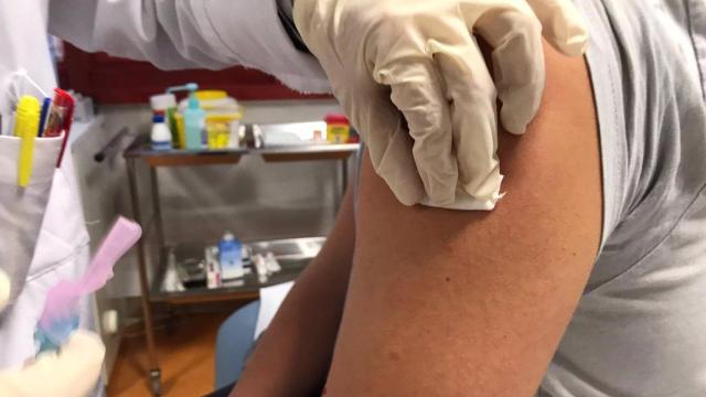 Archivo - Personal de enfermería suministra una vacuna contra la gripe en la campaña de 2020, en plena pandemia por el coronavirus. Covid-19, gripe, vacunas