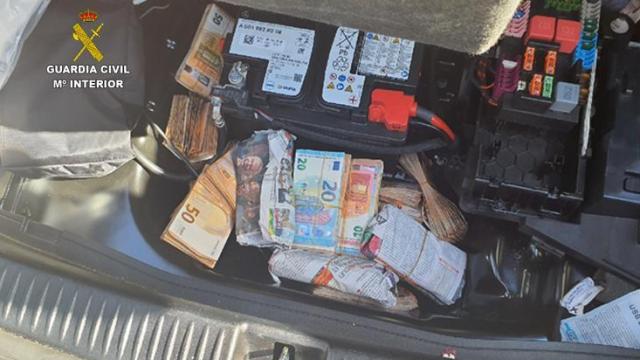 Dinero hallado en el vehículo.