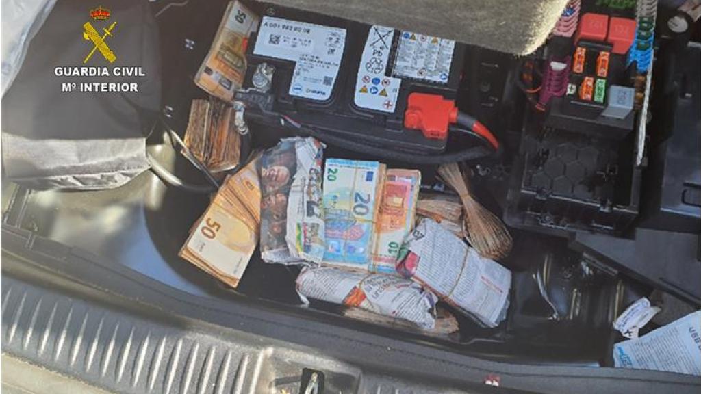 Dinero hallado en el vehículo.