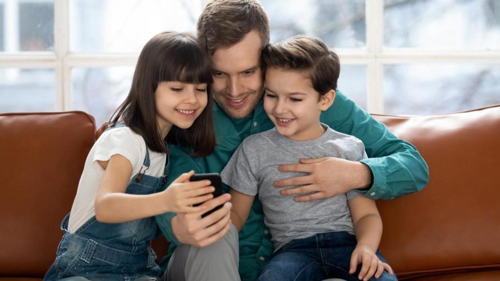 Padre compartiendo tiempo con su hijo e hija.