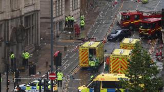 Autoridades policales custodian la calle de Liverpool en la que se produjo el atropello