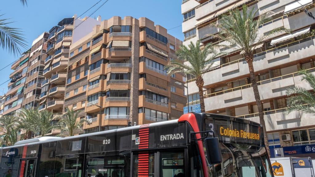 Un autobús urbano y edificios de fondo en la ciudad de Alicante