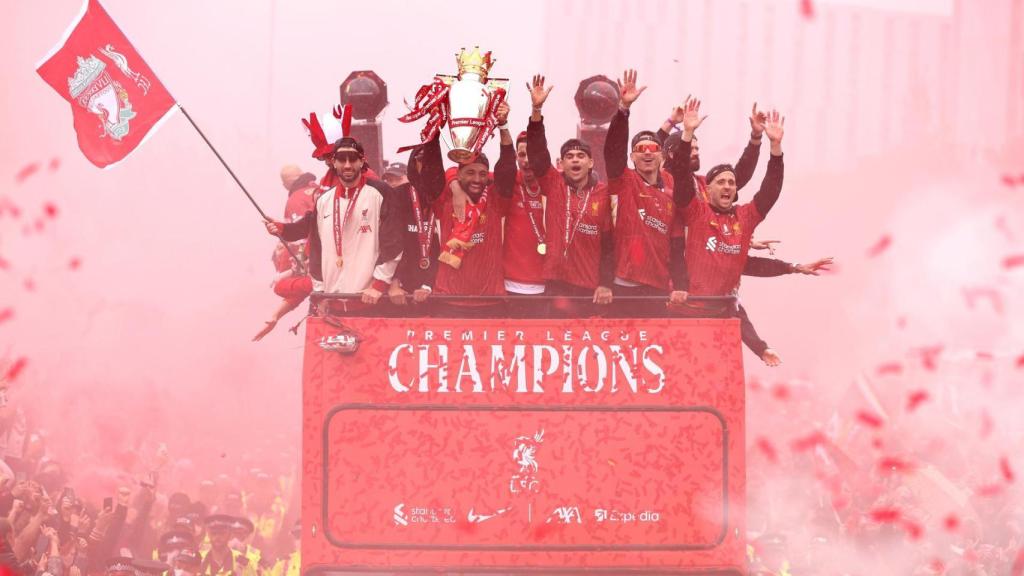 Los jugadores del Liverpool durante la celebración por la Premier League