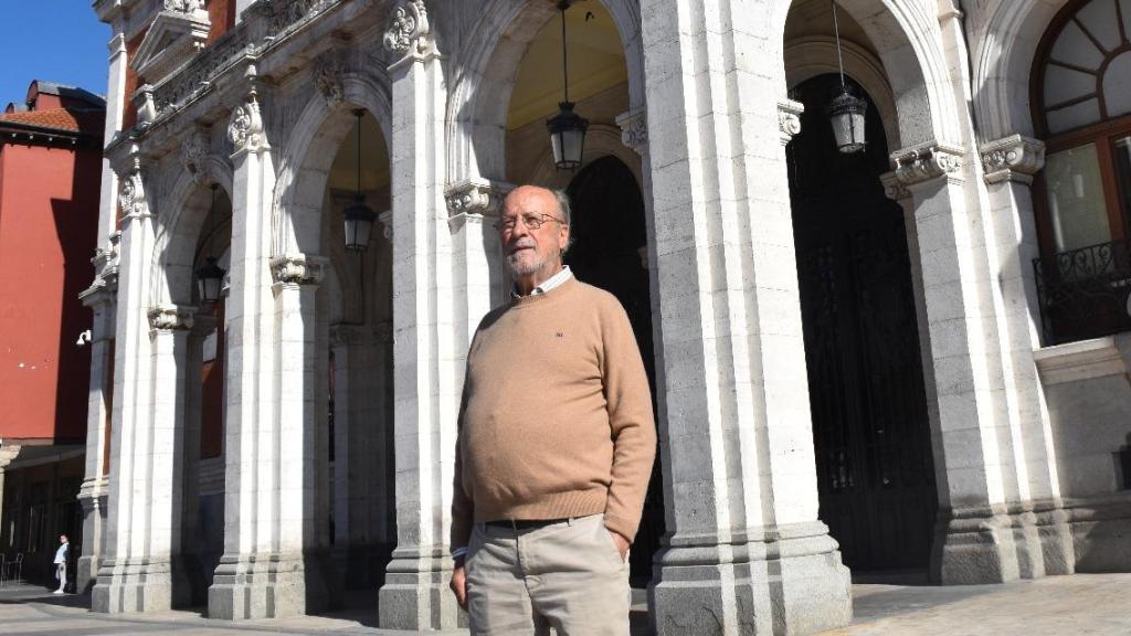 El exalcalde de Valladolid Javier León de la Riva, en la puerta del Ayuntamiento de la ciudad, durante la entrevista con EL ESPAÑOL de Castilla y León