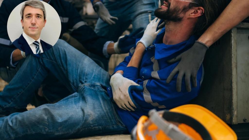 Felipe García en un montaje con un trabajador accidentado.