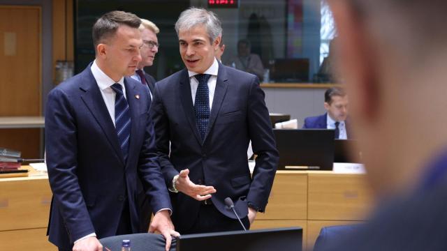 El secretario de Estado para la UE, Fernando Sampedro, charla con el ministro de Exteriores de Polonia.