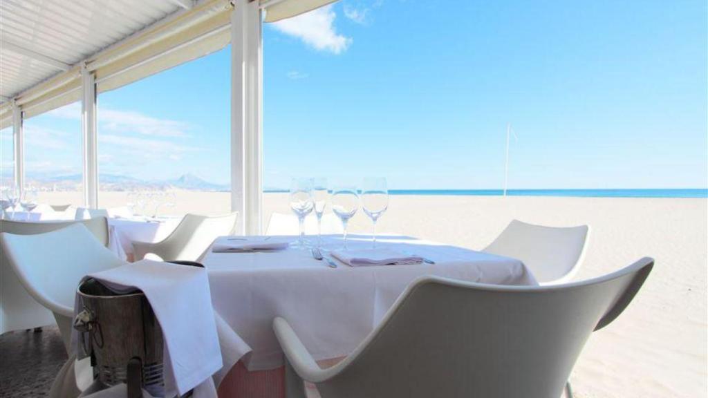 Una mesa del restaurante con vistas al mar.