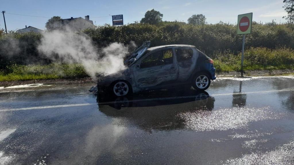 Arde un coche en la A-6 a su paso por Aranga (A Coruña)