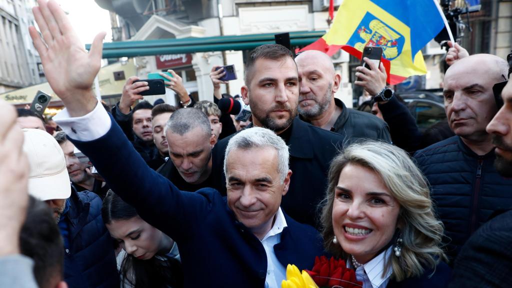 El ultraderechista rumano Calin Georgescu, en el centro, con el brazo en alto, el pasado 7 de mayo.
