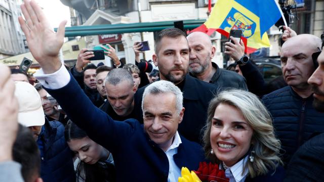 El ultraderechista rumano Calin Georgescu, en el centro, con el brazo en alto, el pasado 7 de mayo.
