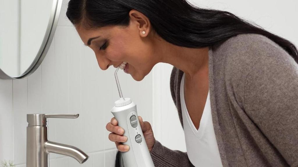 Si quieres cuidar tus dientes, esta es tu oferta: el irrigador dental portátil de Waterpik por menos de 50 €