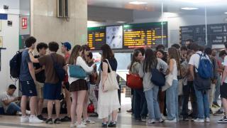 Varias personas en la estación de Chamartín.
