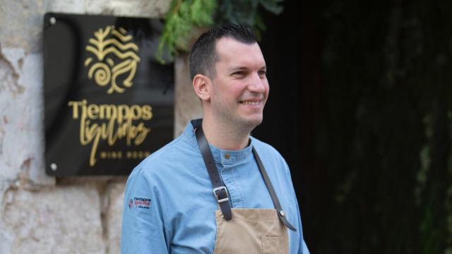 El sumiller Diego González en la puerta de Tiempos Líquidos