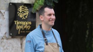 El sumiller Diego González en la puerta de Tiempos Líquidos