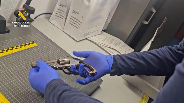 El arma intervenida por los agentes a los agresores del joven en Orihuela Costa.