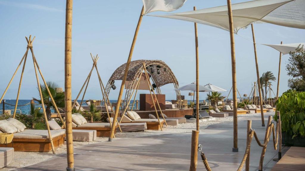 La zona 'chill out' con camas balinesas de Puntapiedra.