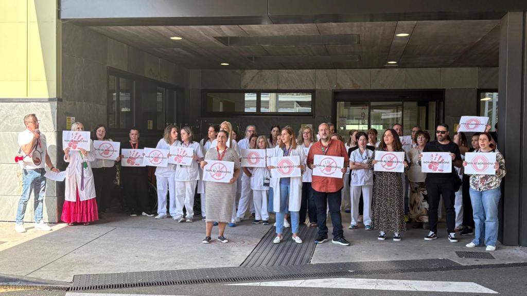 Profesionales sanitarios concentrados en las puertas de Urgencias del Álvaro Cunqueiro.