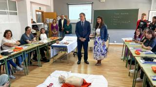 El alcalde de Salamanca, Carlos García Carbayo, y la concejala de Familia e Igualdad de Oportunidades, Myriam Rodríguez, junto a los alumnos en una clase práctica de primeros auxilios