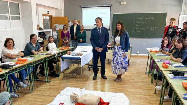 El alcalde de Salamanca, Carlos García Carbayo, y la concejala de Familia e Igualdad de Oportunidades, Myriam Rodríguez, durante la visita al centro