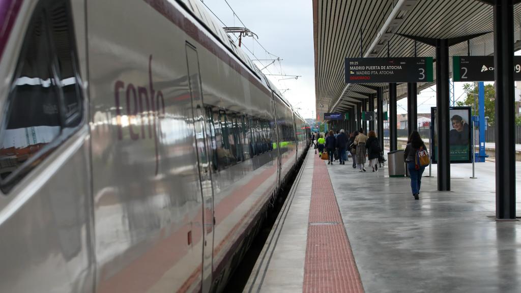 Pasajeros de trenes de Renfe. Europa Press / Juanma Jiménez