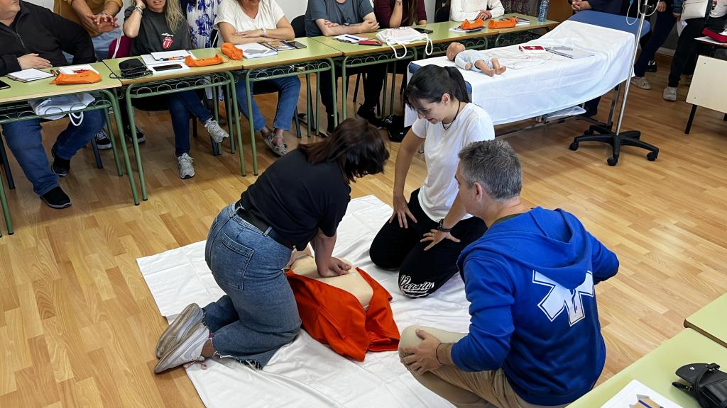 Prácticas de primeros auxilios en el curso de celadores en el Centro de Formación y Orientación Laboral (CEFOL)