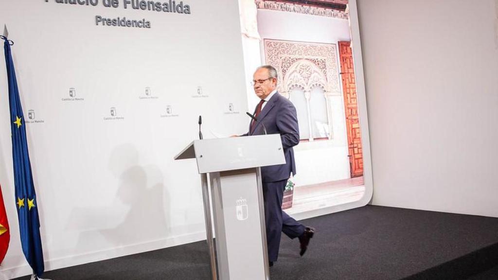 Juan Alfonso Ruiz Molina, consejero de Hacienda, Administraciones Públicas y Transformación Digital, llegando este martes a la rueda de prensa en el Palacio de Fuensalida.