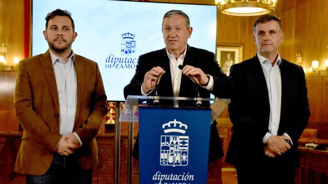 Javier Faúndez, Víctor López de la Parte y Ramiro Silvia, en el salón de plenos de la Diputación de Zamora
