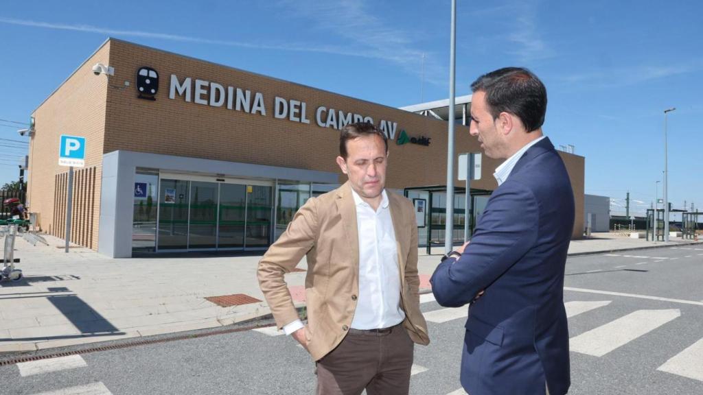 El presidente del Grupo Provincial Popular en la Diputación de Valladolid y presidente del Partido Popular, Conrado Íscar, y el portavoz del Grupo Provincial Popular y alcalde de Medina del Campo, Guzmán Gómez