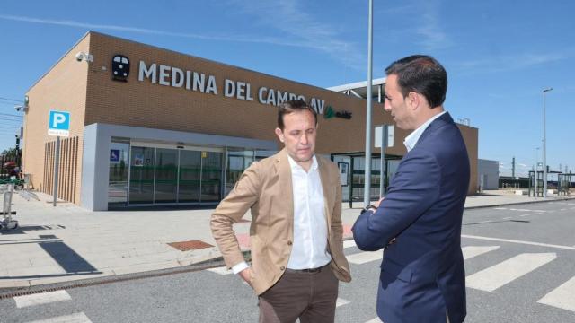 El presidente del Grupo Provincial Popular en la Diputación de Valladolid y presidente del Partido Popular, Conrado Íscar, y el portavoz del Grupo Provincial Popular y alcalde de Medina del Campo, Guzmán Gómez