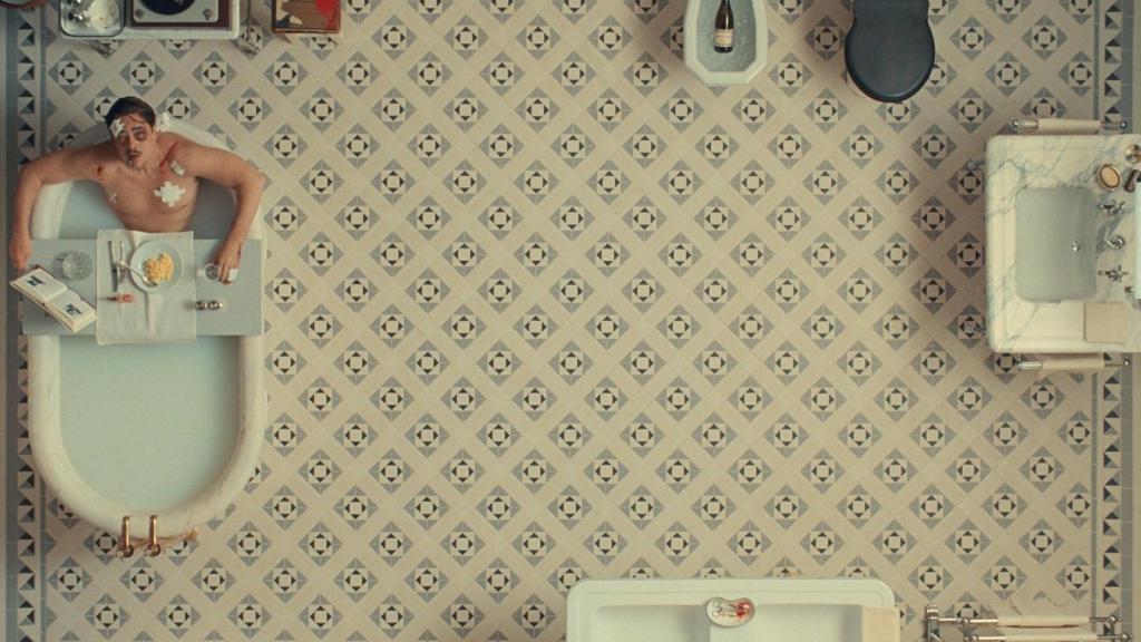 Benicio del Toro, en uno de los habituales planos cenitales de Anderson