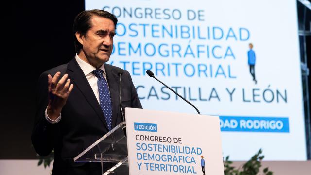 El consejero de Medio Ambiente, Vivienda y Ordenación del Territorio, Juan Carlos Suárez-Quiñones, durante su intervención en II Congreso de Sostenibilidad Demográfica y Territorial de Castilla y León, este martes